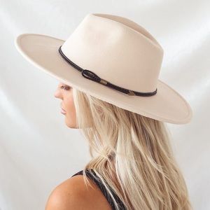 NWT Lulu’s cream fedora